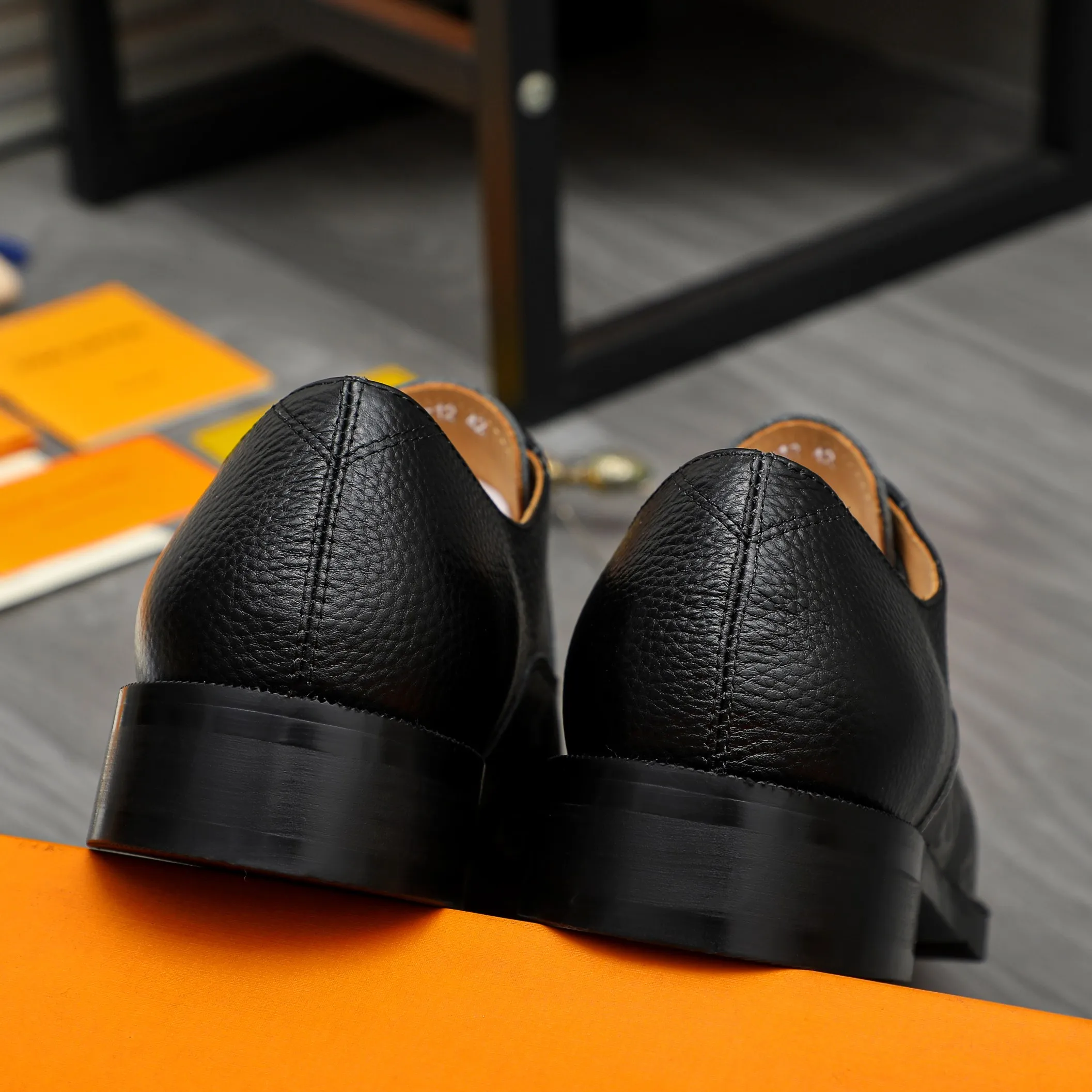 Men's shoes 💰500 Product trademark: LV "Louis Vuitton" business formal leather shoes Regular size: 39-45 (.45 customization is non-refundable) Product material: Selected pebbled cowhide stitching printed upper, cowhide lining, original rubber outsole